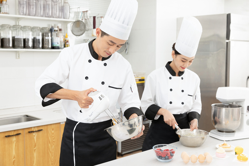 摄图网_501692708_烘焙师徒制作面点蛋糕(企业商用).jpg